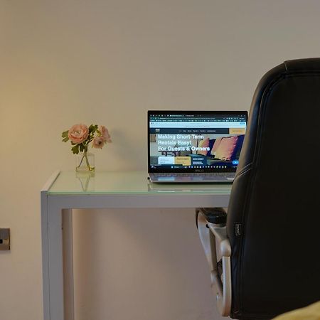 Stylish 2 Bed Apt 18 - City Centre, Free Parking, Espresso Machine & Netflix - Hosted By Stay Host Save Sheffield Eksteriør billede